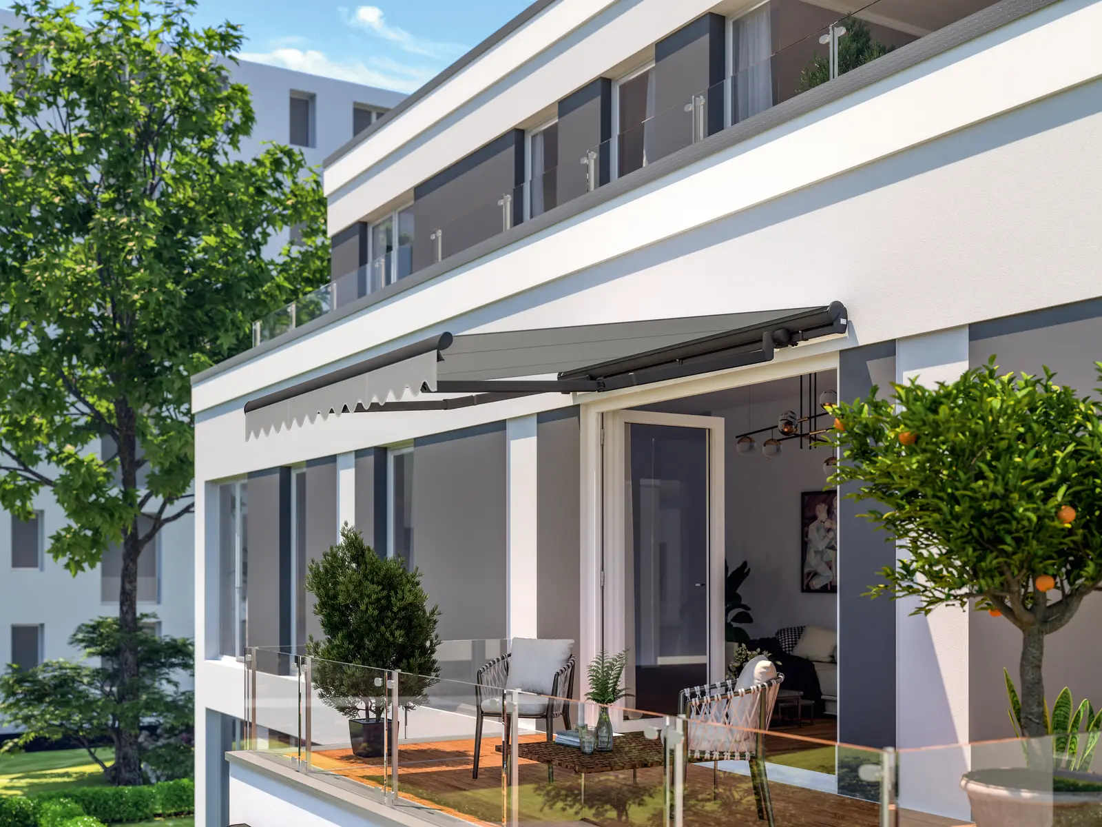 Kassettenmarkise mit grauem Tuch über der Terrasse eines hellen Mehrfamilienhauses