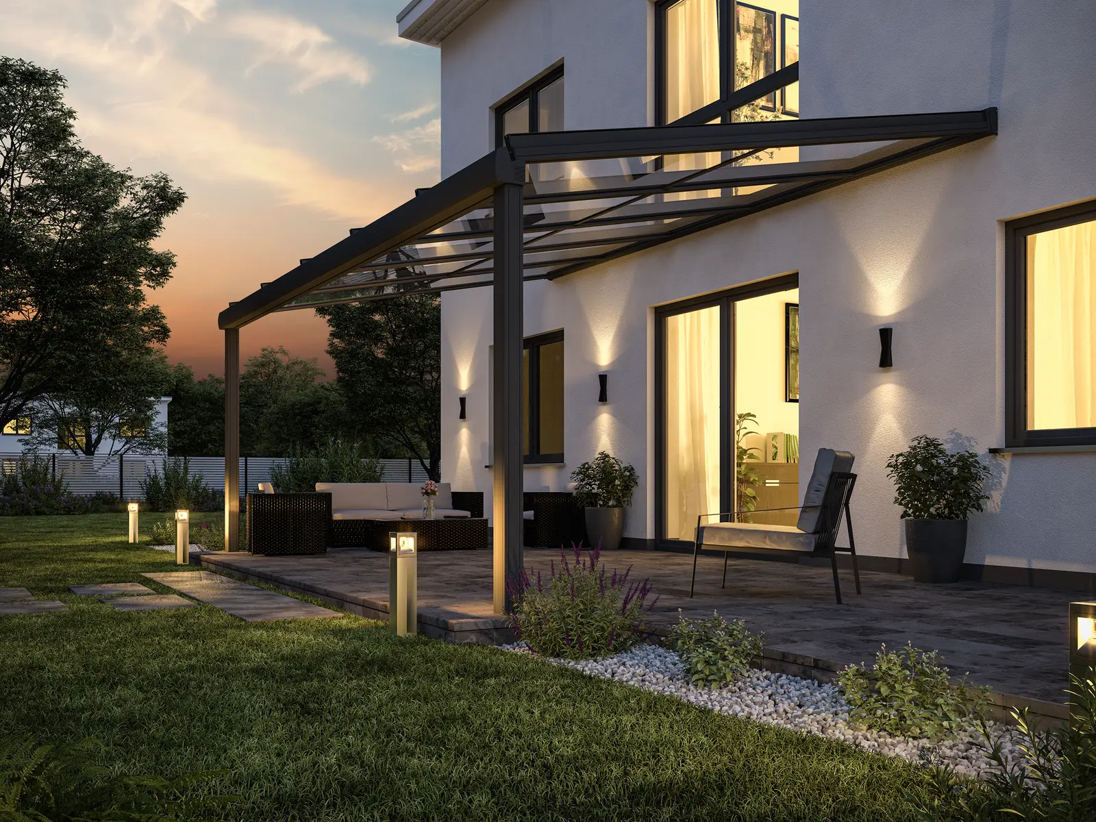 Glasdach in Anthrazit an einem hellen Haus in der Dämmerung, Wandleuchten und Lichtpunkte auf der Terrasse