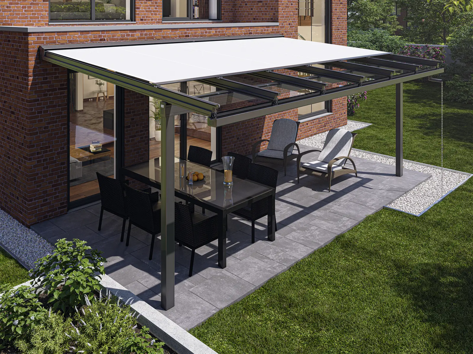 Terrassenüberdachung in Anthrazit an einem Klinkerhaus, darunter ein Esstisch und zwei Liegen